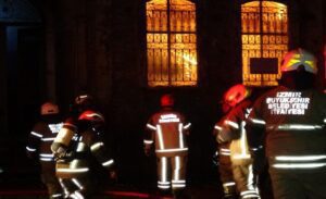 İzmir’de, tarihi binada çıkan yangında mahsur kalan kadın itfaiye görevlileri