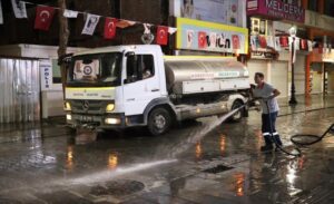 Karşıyaka Belediyesi, kentin en yoğun bölgelerinden Karşıyaka Çarşısı’nda her cuma