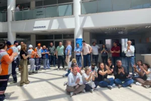 Menemen Belediyesi toplu işten çıkarma gerçekleştirdi. 300 kişi işten çıkarılırken