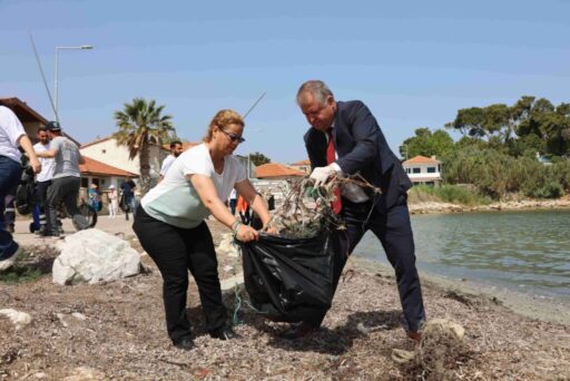 Urla Belediye Başkanı Selçuk Balkan, denizden çıkan ve etrafa atılan