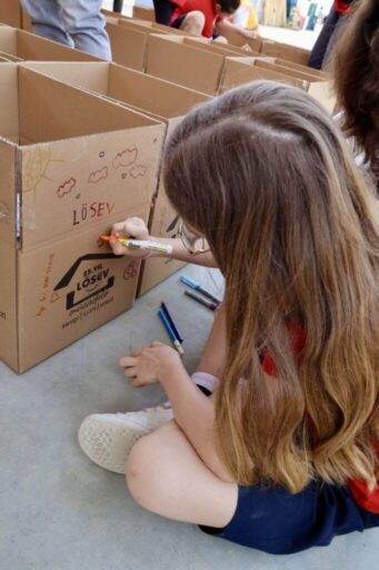 LÖSEV’İN SEFERİHİSAR ÇİFTLİĞİ’NDE MUTLULUK DOLU BİR GÜN: “SEVGİYLE HAZIRLANAN ERZAK KOLİLERİ YOLA ÇIKTI” LÖSEV’in, Türkiye’nin farklı illerinde eş zamanlı olarak yüzlerce gönüllüsü, bağışçısı