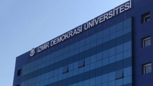 2016 yılında İzmir Üniversitesi yerine kurulan Demokrasi üniversitesi yeni bir