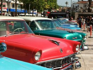 Bu yıl 12’ncisi Urla’da düzenlenen Klasik Otomobil Şöleni ziyaretçilerine keyifli