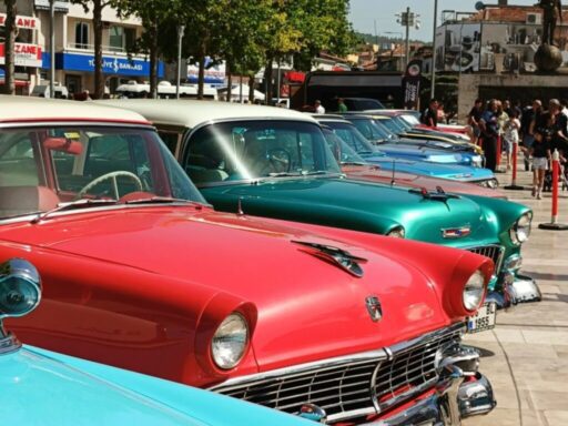 Klasik otomobiller Urla’da buluştu Bu yıl 12’ncisi Urla’da düzenlenen Klasik Otomobil Şöleni ziyaretçilerine keyifli