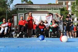 Karşıyaka’nın engel tanımayan gençlerinden renkli gösteriler Karşıyaka Belediyesi’nin destekleriyle Karşıyaka Kent Konseyi Engelsiz Yaşam Meclisi tarafından