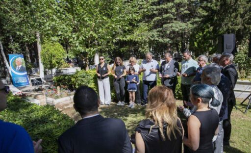 2004 yılında İzmir Büyükşehir Belediye Başkanlığı görevini sürdürürken kalp krizi