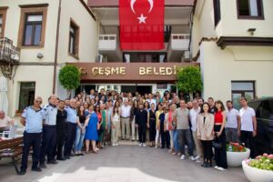 Çeşme Belediye Başkanı Lal Denizli, Kurban Bayramı dolayısıyla belediye personeliyle