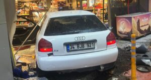 Kocaeli’de otomobil sürücüsü, motosikletliyi aracıyla ezmeye çalıştı, başaramayınca bıçakla kovaladı.