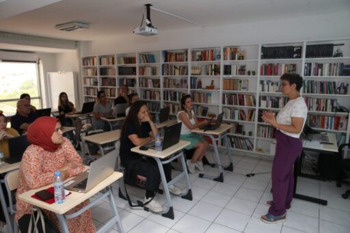 Çiğli Belediyesi’nden Kadınlara Dijital Okuryazarlık Desteği Çiğli Belediyesi tarafından, kadınların dijital okuryazarlığını artırmak ve online üretim