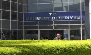 Menemen Belediyesi’nde liyakat tartışması büyüyor. Belediyede, tüm imar işlerinin lise