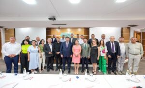 Cemil Tugay, ilçe belediye başkanlarıyla bir araya geldi İzmir Büyükşehir Belediye Başkanı Dr. Cemil Tugay ve CHP’li ilçe