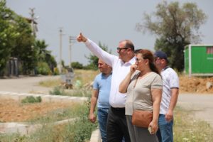 Menderes Belediye Başkanı İlkay Çiçek, sahada gerçekleştirilen çalışmaları yerinde inceledi.Menderes