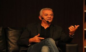 İzmir Şehir Tiyatroları Kurucu Genel Sanat Yönetmeni Yücel Erten ile