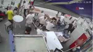 Adana’da bir iş yerine 20-25 kişilik grup taş ve sopalarla