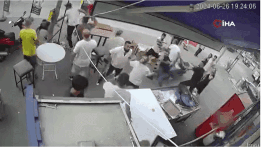 Adana’da bir iş yerine 20-25 kişilik grup taş ve sopalarla