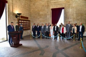 Çiğli Belediye Başkanı Onur Emrah Yıldız, belediye meclis üyeleriyle birlikte