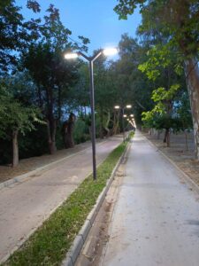 Daha önce yenilenen ancak aydınlatma direkleri zarar gören Dutlu Yol’da