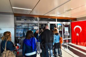 İzmir Büyükşehir Belediyesi’nin deniz turizmini canlandırmak için İZDENİZ konforuyla sürdürdüğü