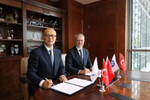 Şanghay Uluslararası Ticaretin Teşviki Konseyi Başkan Yardımcısı Yang Dongsheng veberaberindeki