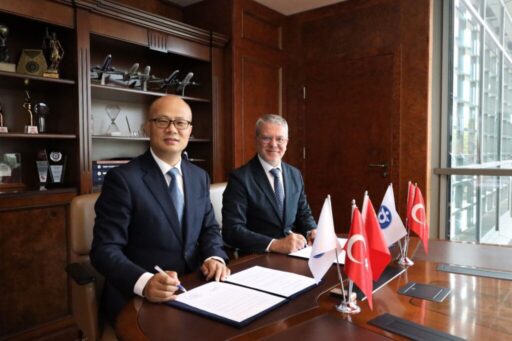 Şanghay İzmir arasında büyük işbirliği Şanghay Uluslararası Ticaretin Teşviki Konseyi Başkan Yardımcısı Yang Dongsheng veberaberindeki