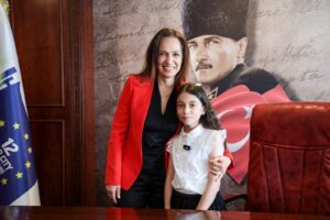 Küçük başkanın park talebi gerçeğe dönüştü Karşıyaka Belediye Başkanı Yıldız Ünsal, 23 Nisan’da koltuğunu devrettiği ilkokul