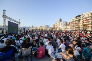 İzmirli futbolseverler milli takımımızın Avrupa Futbol Şampiyonası’ndaki büyük heyecanına İzmir