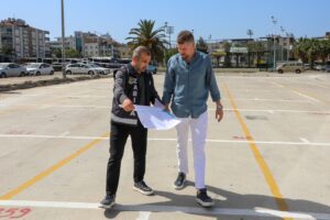 Buca’da devam eden metro çalışmaları nedeniyle Şirinyer’de kurulan pazar yeri,