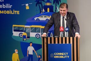 Kapsayıcı ve Erişilebilir Kentsel Mobilite etkinliğinde konuşan İzmir Büyükşehir Belediye
