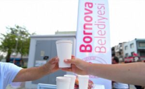 Bornova Belediyesi, sabah erken saatte mesaiye gidenlerin güne sıcak bir