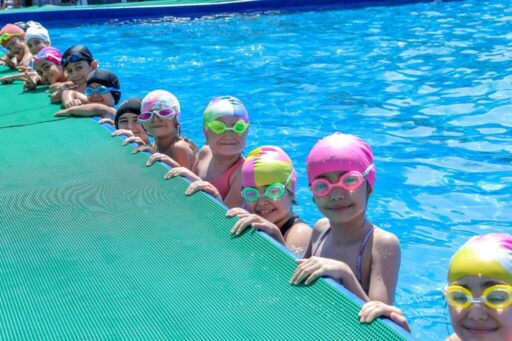 Bayraklı Belediyesinin, "Haydi çocuklar yüzmeye" sloganıyla bu yıl iki noktada