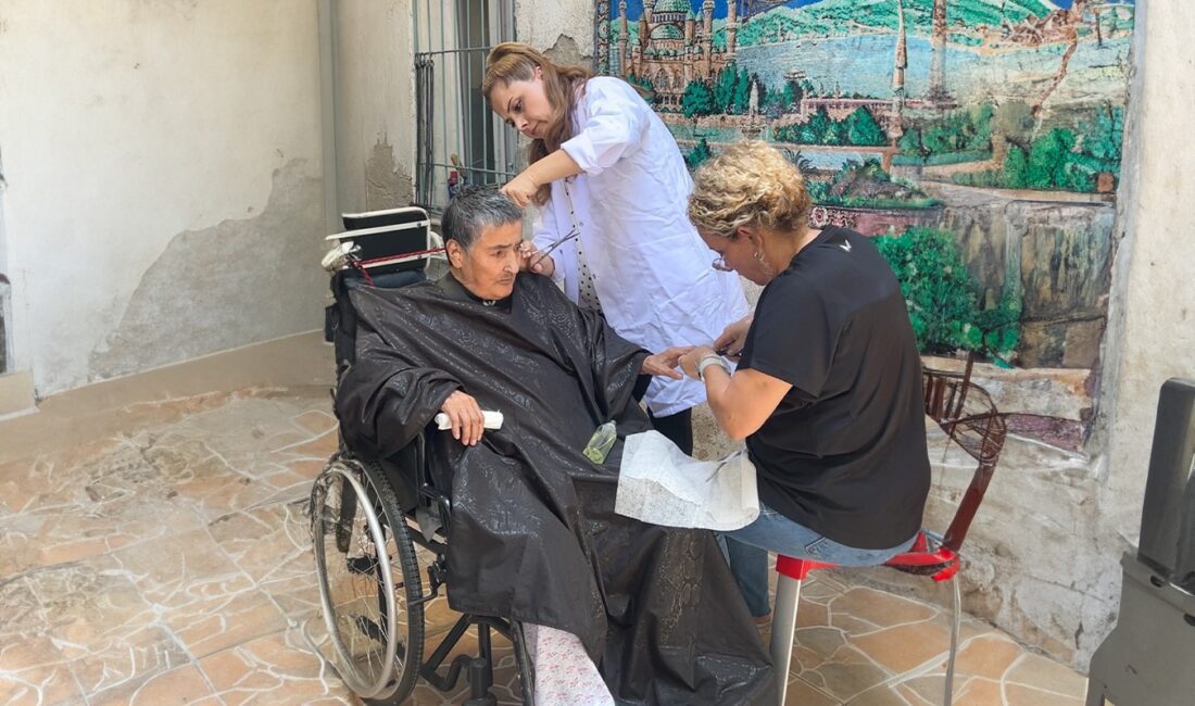 Bayraklı’da evde bakım hizmetleri yüzleri güldürüyor Bayraklı’da evde bakım hizmetleri yüzleri güldürüyor