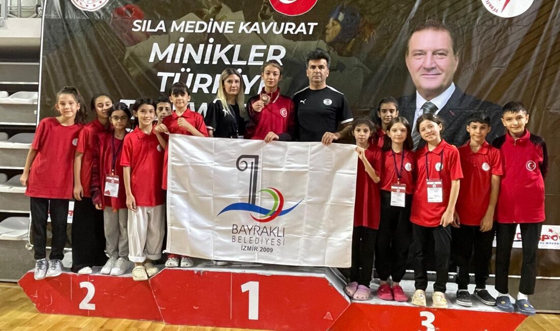 Sivas'ta düzenlenen Minikler Türkiye Tekvando Şampiyonası'na katılan Bayraklı Belediyesi sporcuları,