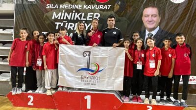 Sivas'ta düzenlenen Minikler Türkiye Tekvando Şampiyonası'na katılan Bayraklı Belediyesi sporcuları,