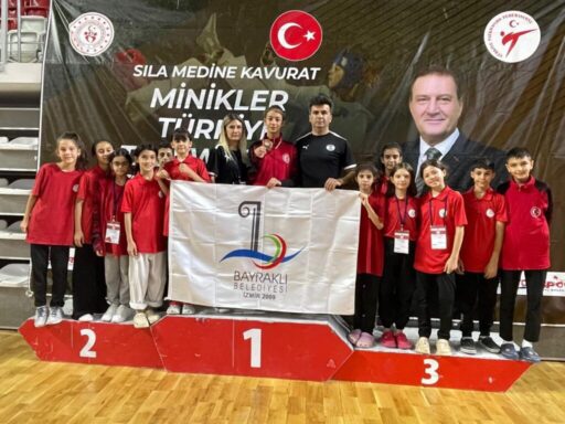 Sivas'ta düzenlenen Minikler Türkiye Tekvando Şampiyonası'na katılan Bayraklı Belediyesi sporcuları,