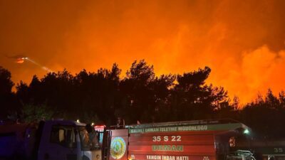 İzmir’in Buca ilçesinde, orman yangını çıktı. Alevlere havadan ve karadan