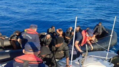 İZMİR'in Çeşme ilçesi açıklarında, Yunanistan unsurlarınca Türk karasularına geri itilen