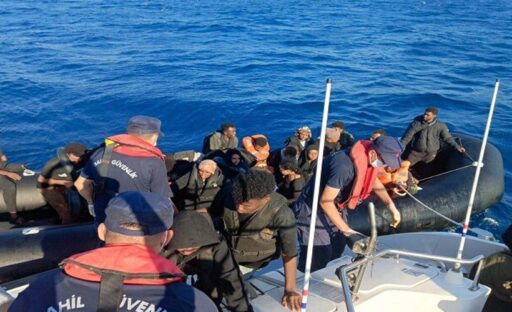 İZMİR'in Çeşme ilçesi açıklarında, Yunanistan unsurlarınca Türk karasularına geri itilen