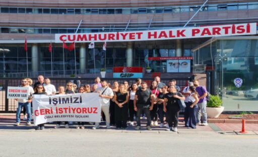 Çiğli Belediyesi işçileri Ankara'da CHP Genel Merkezi önünde eyleme başladı.