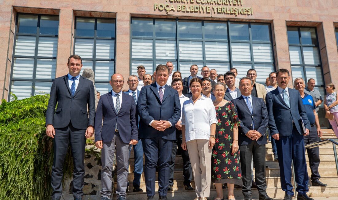 İzmir Büyükşehir Belediye Başkanı Dr. Cemil Tugay, ilçelerin sorunlarını yerinde