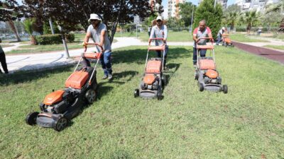 Bayraklı Belediyesi Park ve Bahçeler Müdürlüğü ekipleri, ilçe genelindeki parklarda