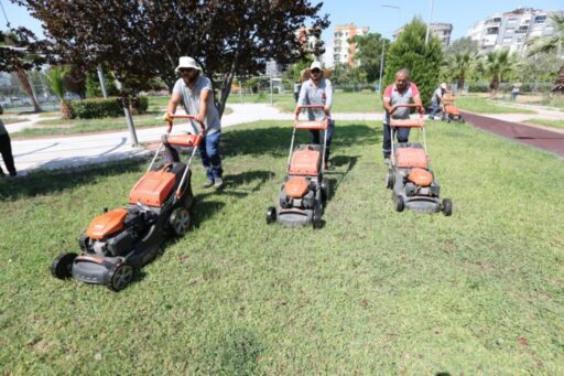 Bayraklı Belediyesi Park ve Bahçeler Müdürlüğü ekipleri, ilçe genelindeki parklarda