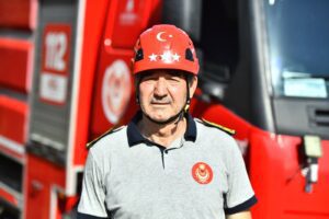 İzmir’in Bornova ilçesinde öğle saatlerinde başlayan yangının kontrol altına alınması