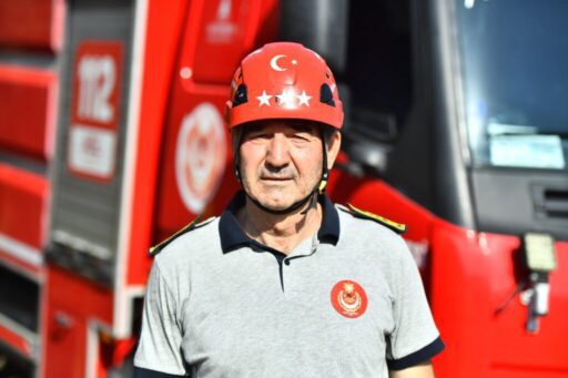 İzmir İtfaiyesi Bornova’daki yangına müdahale ediyor İzmir’in Bornova ilçesinde öğle saatlerinde başlayan yangının kontrol altına alınması