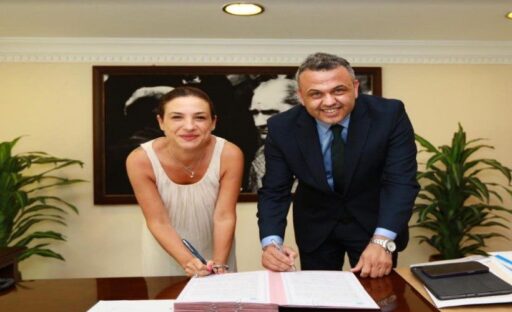 İzmir Büyükşehir Belediyesi tarafından damacana olarak üretilen İzmir Su, imzalanan