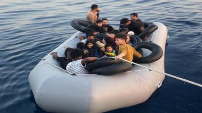 İZMİR'in Urla, Dikili ve Seferihisar ilçeleri açıklarında sahil güvenlik ekipleri