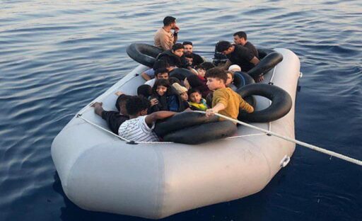 İZMİR'in Urla, Dikili ve Seferihisar ilçeleri açıklarında sahil güvenlik ekipleri