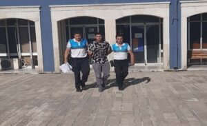 İZMİR’in Foça ilçesinde polis ve jandarmanın ortak operasyonuyla durdurulan taksideki
