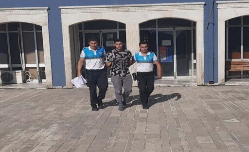 İZMİR’in Foça ilçesinde polis ve jandarmanın ortak operasyonuyla durdurulan taksideki