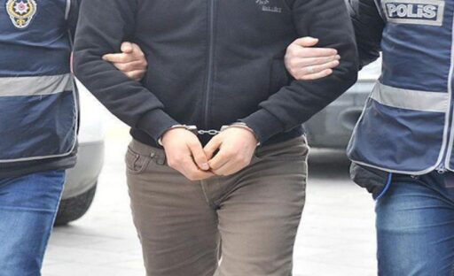 İzmir’de asayiş uygulamalarında 45 tutuklama İzmir’de düzenlenen asayiş operasyonlarında çok sayıda ruhsatsız silah ve uyuşturucu