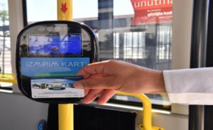 İzmirlilere müjde: ’90 Dakika Ücretsiz Aktarma’ başlıyor İzmir Büyükşehir Belediye Başkanı Dr. Cemil Tugay’ın seçim sürecinde sözünü